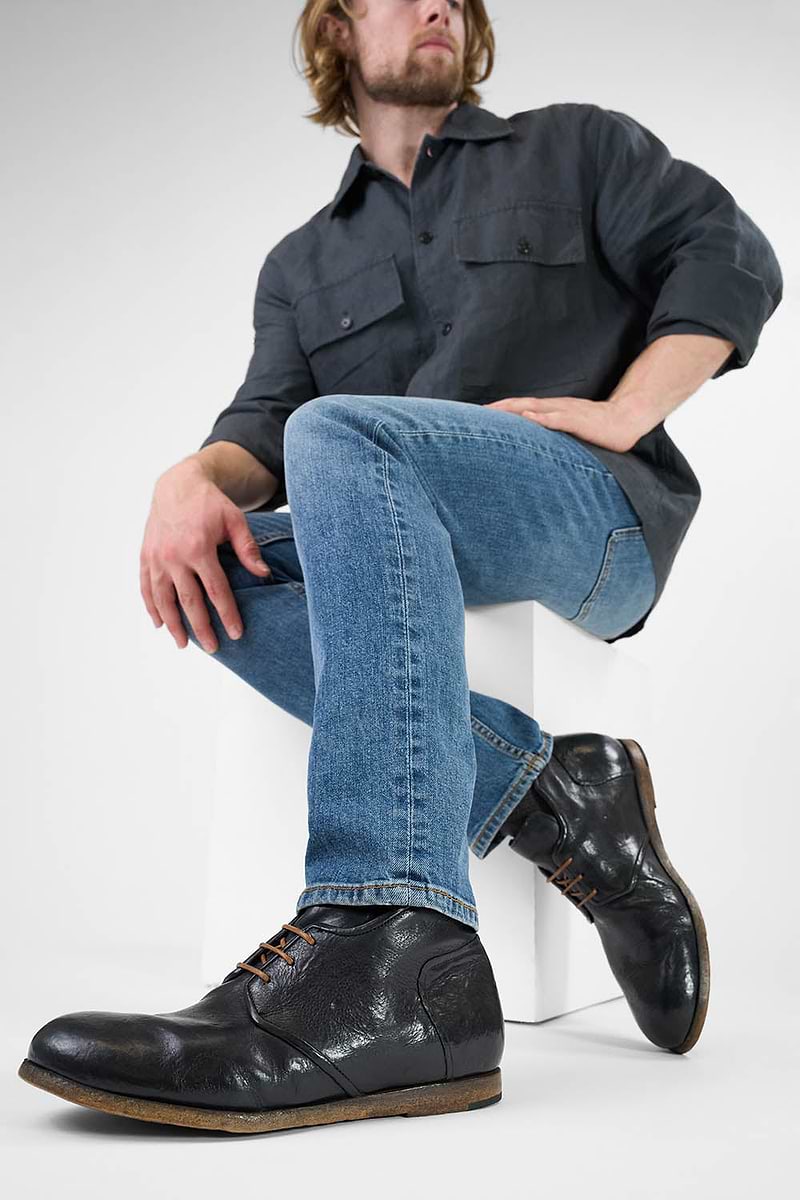 BRUCE black chukka boots