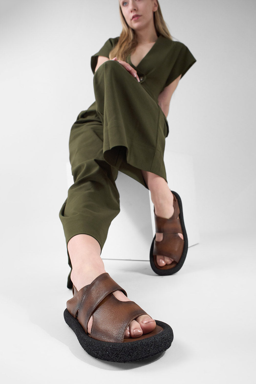 DEVON coco-brown lightweight sandals.