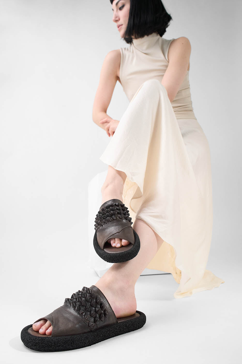 DEVON mocha-brown knotted lightweight sandals.