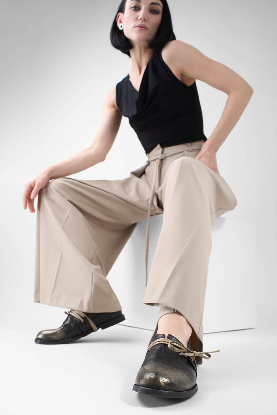 HARPER laminated silver-black shoes.