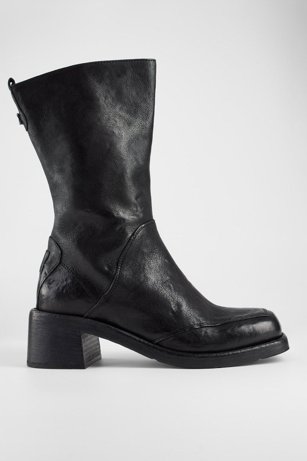 QUINN urban-black high boots.