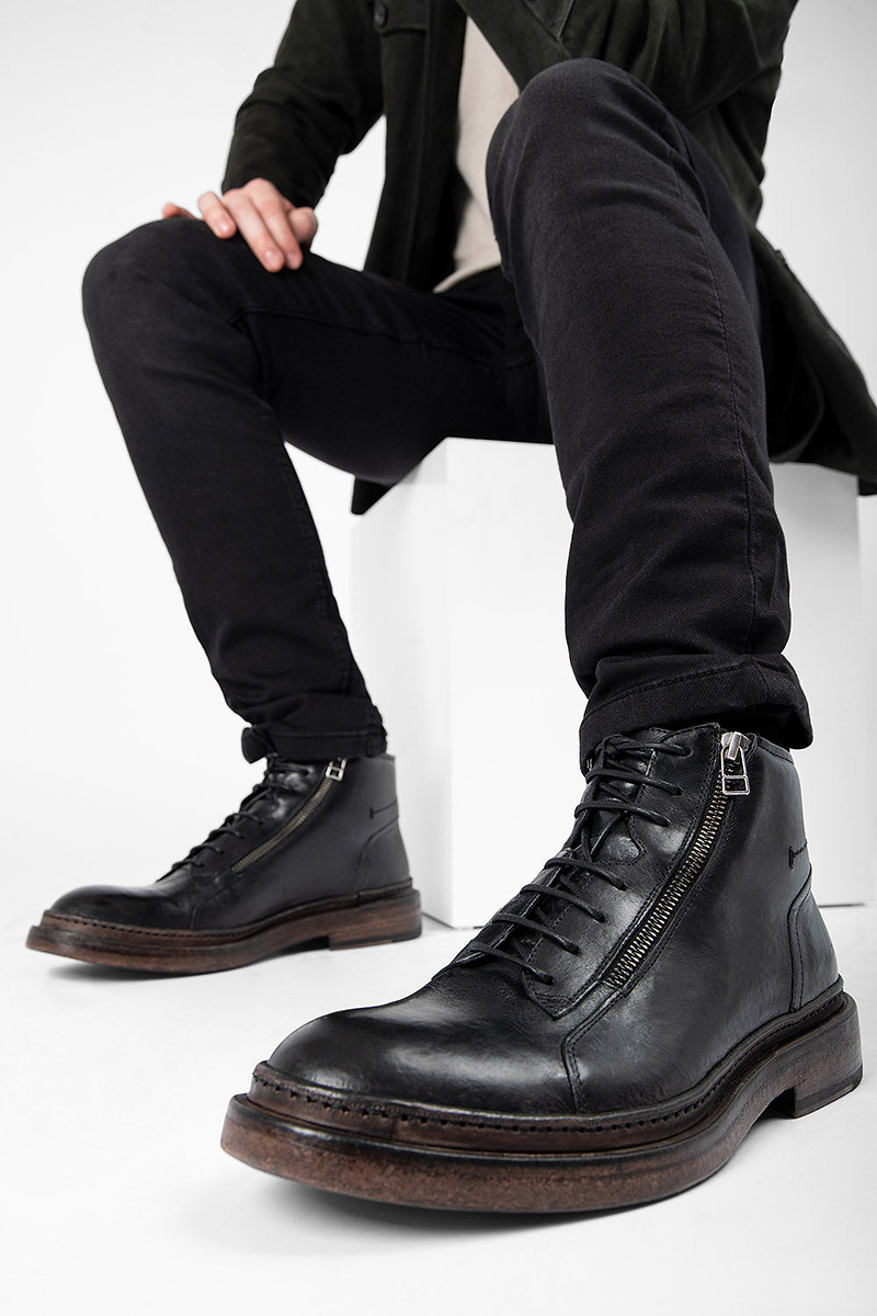 YORK black welted chukka boots